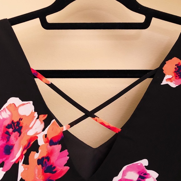 Decree | Floral Sleeveless Blouse - Picture 3 of 4